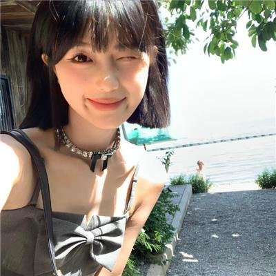 女孩向前走